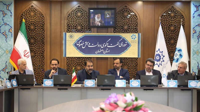 مسعود گلشیرازی در نشست شورای گفت‌وگوی استان اصفهان درخواست کرد با واگذاری اختیارات ویژه به مدیران استانی، تمرکززدایی شود